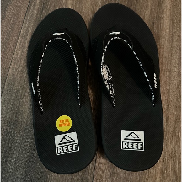 Reef flip flops. Black and White. Size 8 - Picture 3 of 6